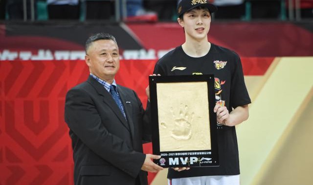 U直播-公式化评选再度引发争议 本赛季FMVP花落谁家？