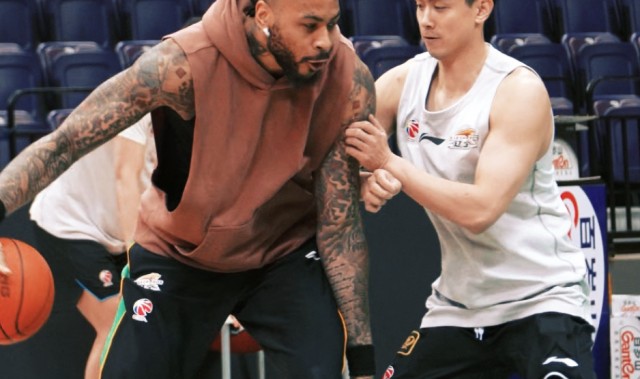 备战青岛！赵继伟开启合练但缺席今晚比赛，杨鸣展望对手给足认可